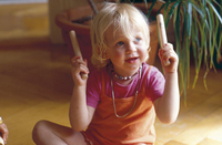 Kind mit Klanghölzern